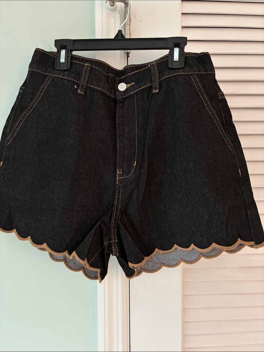 Women’s Black Scallop-Hem Denim Shorts. NWT Size 6.
